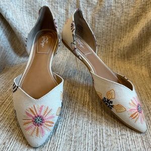 New Crown Vintage KOURTNEE Off White Ballet Flats~Embroidered Multicolor Flowers